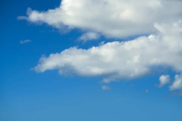 Błękitne niebo lato biały cumulus chmury — Zdjęcie stockowe