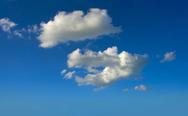 Mavi gökyüzü yaz beyaz cumulus bulutları — Stok fotoğraf