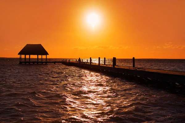 Holbox island zachód słońca plaża molo hut Meksyk — Zdjęcie stockowe