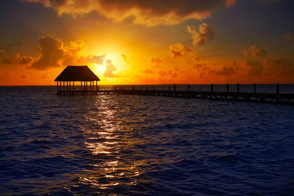 霍尔博克斯岛日落海滩码头小屋墨西哥 — 图库照片