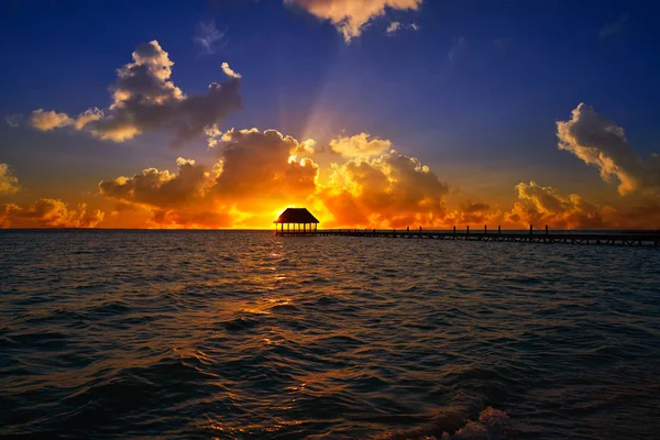 Holbox isla puesta del sol playa muelle cabaña México — Foto de Stock