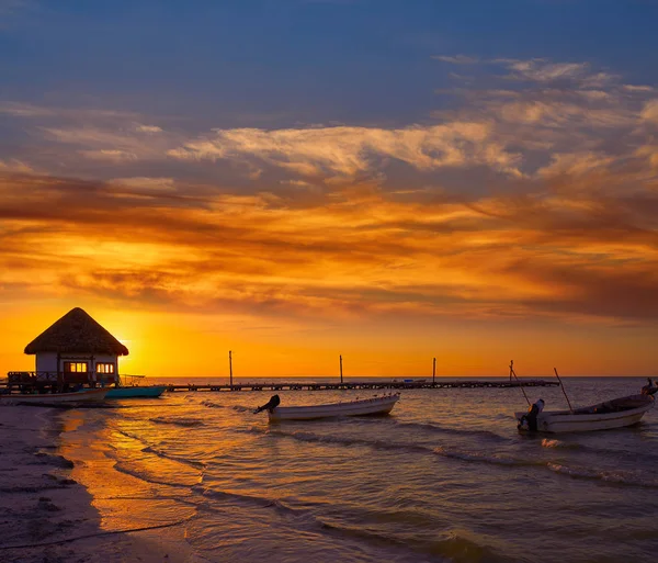 Holbox Island pier kulübe günbatımı plaj Meksika — Stok fotoğraf