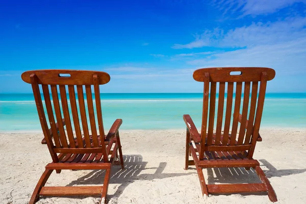 Mer des Caraïbes paire de hamacs sur une plage — Photo