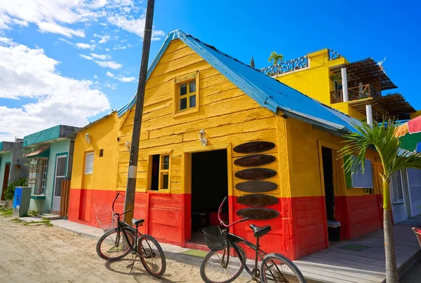 Holbox Island Caribbean kolorowe domy Mexico — Zdjęcie stockowe