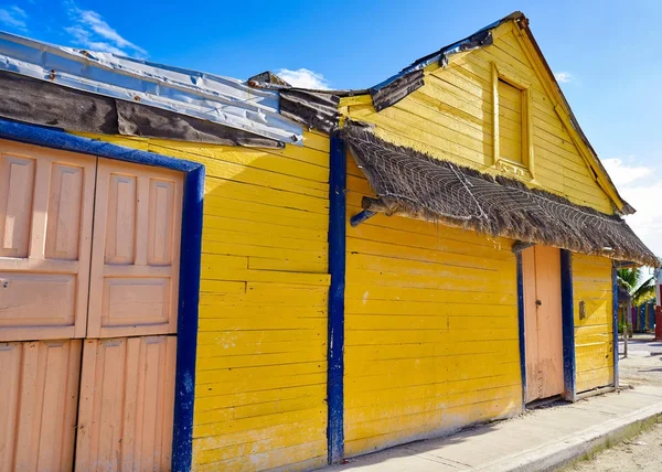 Holbox Island coloridas casas caribenhas México — Fotografia de Stock