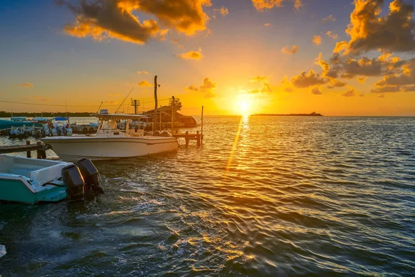 Puesta de sol en el puerto de la isla Holbox en Quintana Roo — Foto de Stock