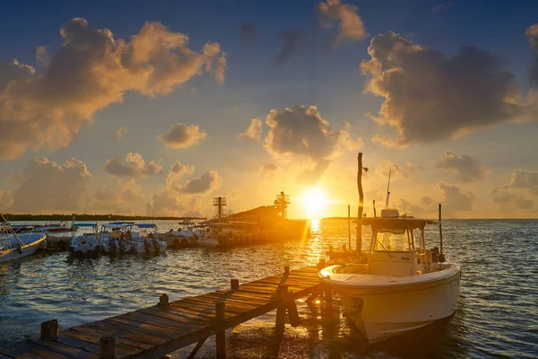 Puesta de sol en el puerto de la isla Holbox en Quintana Roo — Foto de Stock