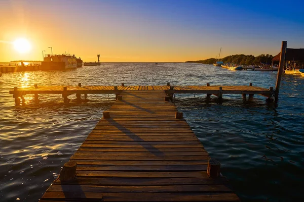 Puesta de sol en el puerto de la isla Holbox en Quintana Roo — Foto de Stock