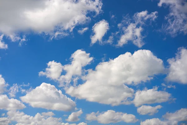 Cielo azul de verano nubes cúmulos blancas — Foto de Stock