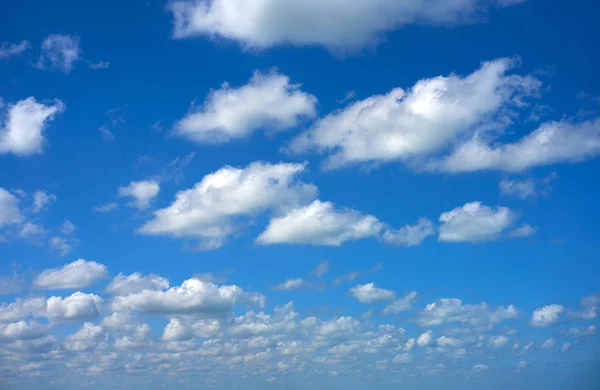 Cielo azul de verano nubes cúmulos blancas — Foto de Stock