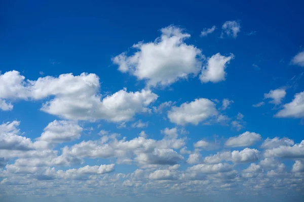 Blue summer sky white cumulus clouds — Stock Photo, Image