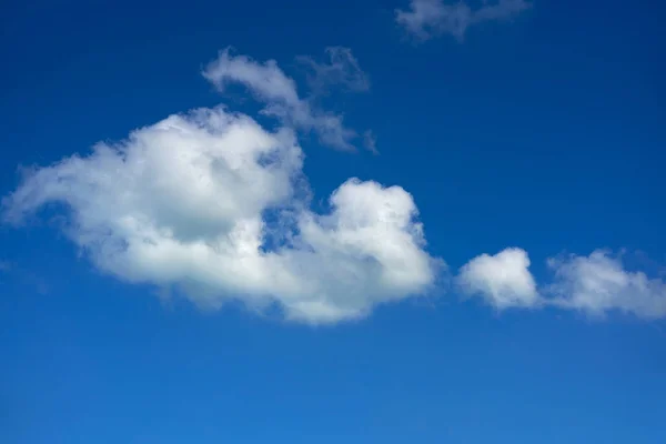 Céu azul verão branco cumulus nuvens — Fotografia de Stock