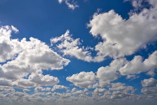 Blauer Sommerhimmel weiße Kumuluswolken — Stockfoto