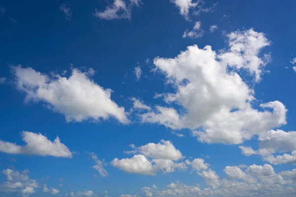 Blauer Sommerhimmel weiße Kumuluswolken — Stockfoto