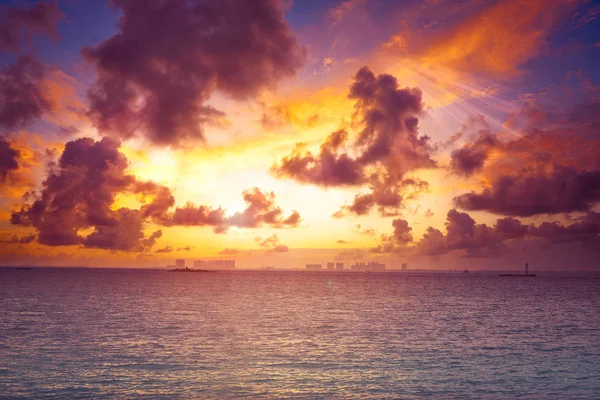 Západ slunce karibské pláži ostrova Isla Mujeres — Stock fotografie