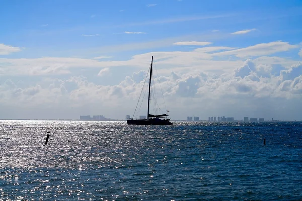 Zone hôtelière de Cancun depuis l'île d'Isla Mujeres — Photo