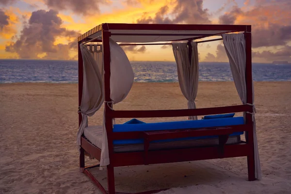 Západ slunce karibské pláži ostrova Isla Mujeres — Stock fotografie