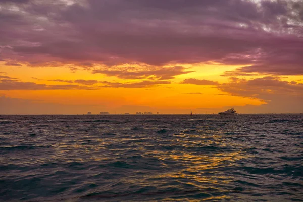 Isla mujeres insel karibischer strand sonnenuntergang — Stockfoto