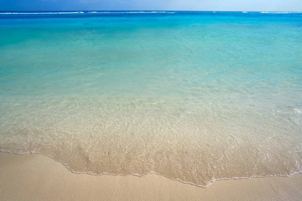 Praia do Caribe textura de água azul-turquesa — Fotografia de Stock