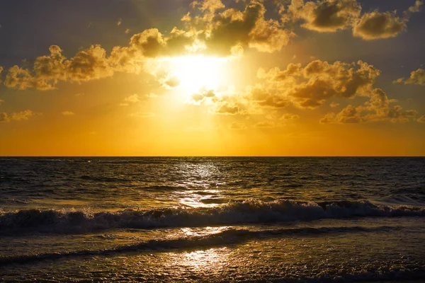 Lever de soleil sur la plage des Caraïbes à Costa Maya — Photo