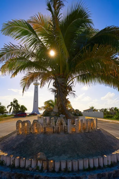 Mahahual kelime işareti ve deniz feneri Meksika — Stok fotoğraf
