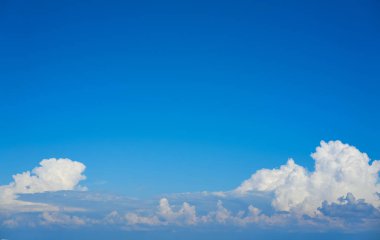 Mavi gökyüzü beyaz cumulus bulutları