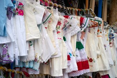 Meksika Maya işlemeli elbiseler