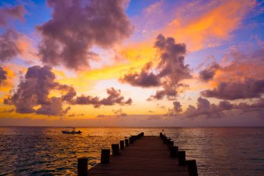 Riviera Maya pier gündoğumu Karayip Maya içinde 