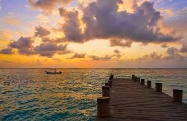 Riviera Maya pier gündoğumu Karayip Maya içinde 