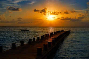Riviera Maya pier gündoğumu Karayip Maya içinde 