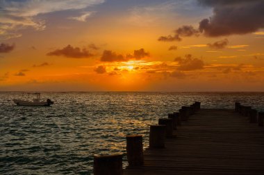 Riviera Maya pier gündoğumu Karayip Maya içinde 