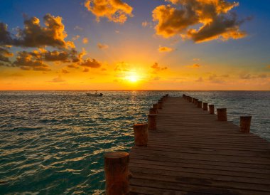 Riviera Maya pier gündoğumu Karayip Maya içinde 