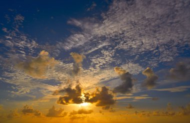 Günbatımı renkli dramatik gökyüzü bulutlar