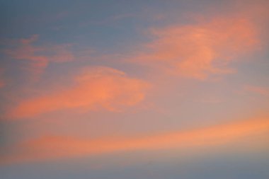 Portakal altın bulutlar gökyüzü günbatımı