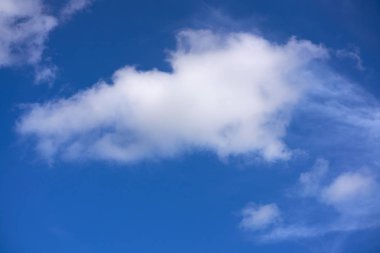 Mavi yaz gökyüzü beyaz cumulus bulutları