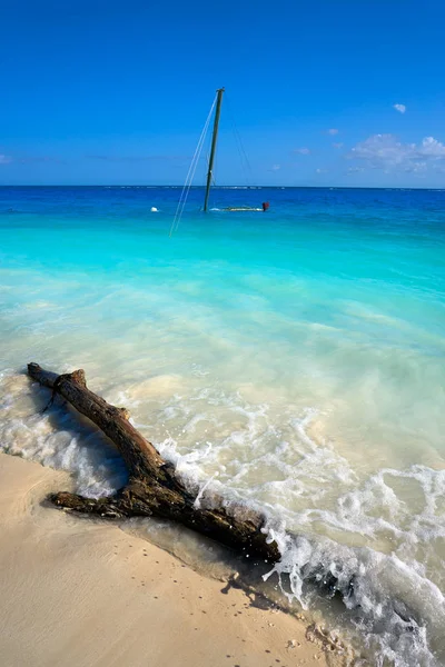 Caribbean sailboat shipwreck after storm — Stock Photo, Image