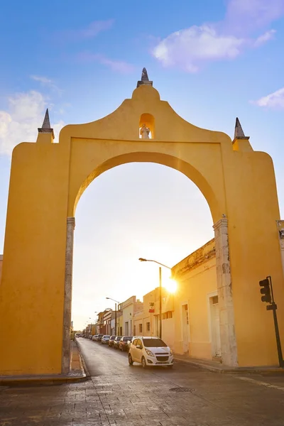 Merida Arch och kvartalet drakar Yucatan — Stockfoto