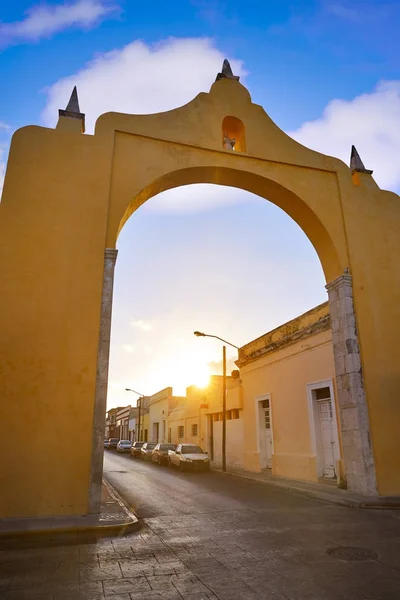 Merida Arch och kvartalet drakar Yucatan — Stockfoto