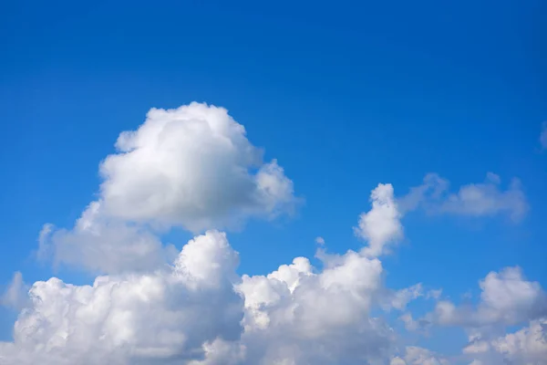 Ciel bleu cumulus blanc nuages — Photo