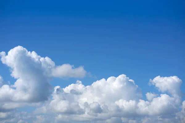 Blauer Sommerhimmel weiße Kumuluswolken — Stockfoto