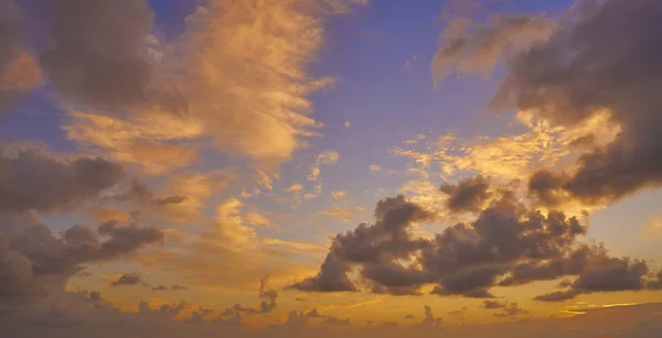 Pôr-do-sol colorido nuvens céu dramático — Fotografia de Stock