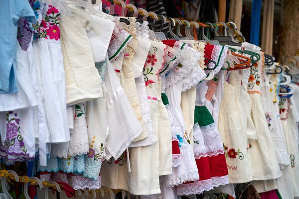 Вышитые платья майя в Мексике
