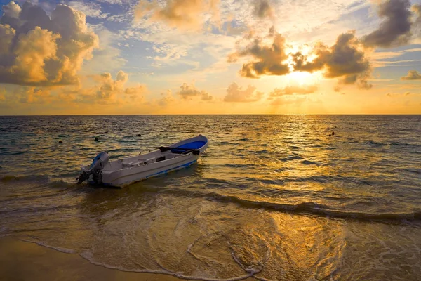 Рів'єра-Майя sunrise в Карибського Мексикою — стокове фото