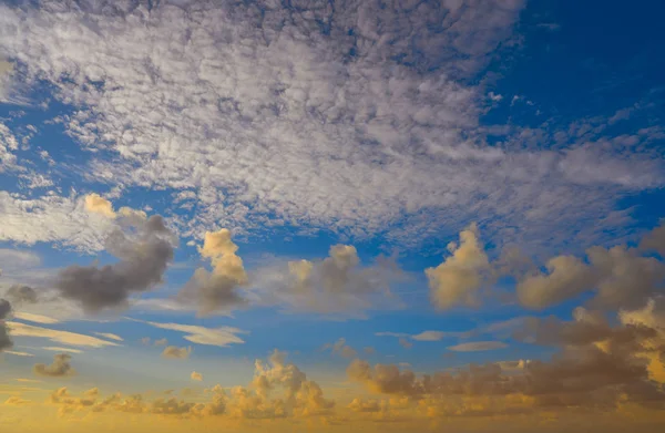 Pôr-do-sol colorido nuvens céu dramático — Fotografia de Stock