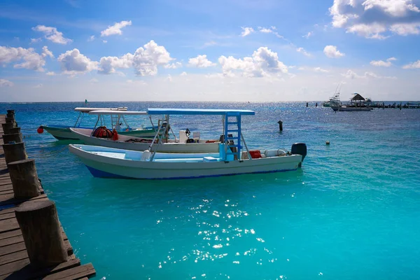 Riviera Maya wood pier and boats — Stock Photo, Image