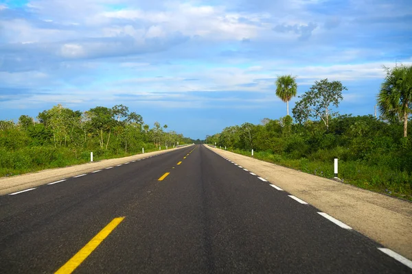 Bir Playa del Carmen Meksika yakınlarındaki 305d yolu — Stok fotoğraf