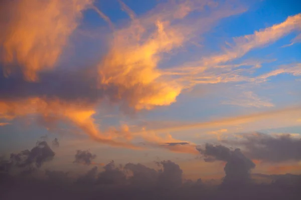 Céu do pôr-do-sol com nuvens laranja douradas — Fotografia de Stock