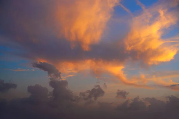 Céu do pôr-do-sol com nuvens laranja douradas — Fotografia de Stock