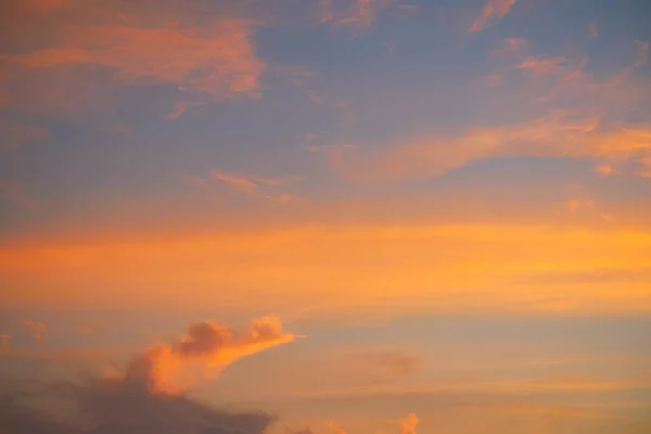 Cielo del atardecer con nubes doradas anaranjadas — Foto de Stock