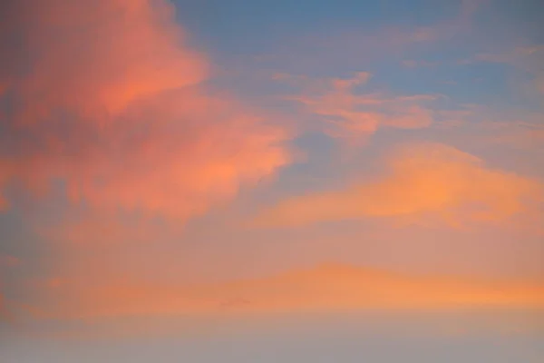 Cielo al tramonto con nuvole arancioni dorate — Foto Stock